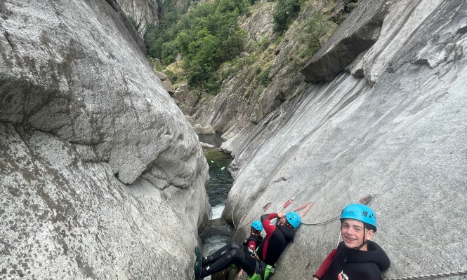 Techniques de sécurité en canyoning en Ardèche : Équipement essentiel et bonnes pratiques